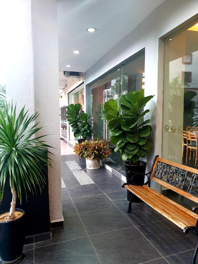 Golden Court Hotel - Tun Abdul Razak Джохор Бахру Екстериор снимка